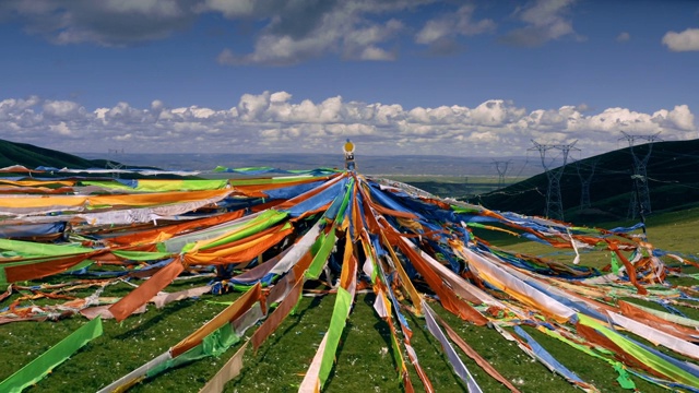 中国青海山上的彩旗鸟瞰图。视频素材
