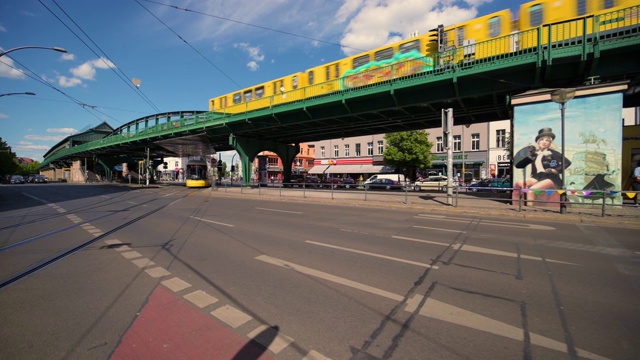 柏林城市白天街道场景与交通列车和城市生活稳定摄像机多莉拍摄视频下载