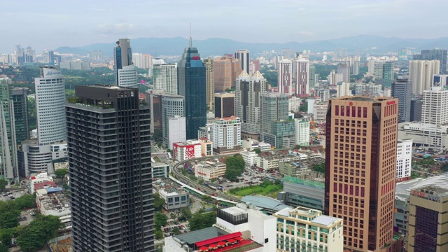 阳光明媚的一天航班在吉隆坡城市景观航空全景4k马来西亚视频素材