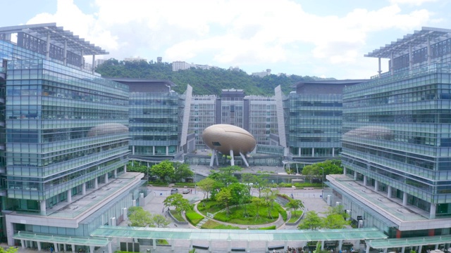 香港市内的现代化办公大楼视频下载