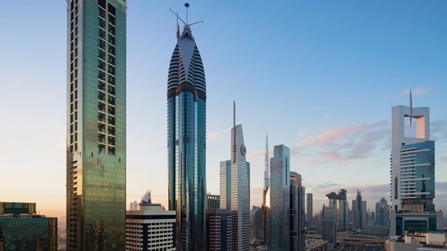 现代摩天大楼鸟瞰图和城市景观迪拜，阿联酋视频下载