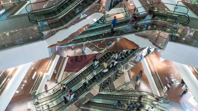 自动扶梯在现代多层购物中心人群拥挤的高峰期时间流逝视频素材