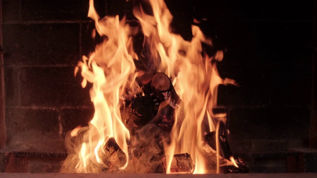 在烧烤中燃烧木柴的特写镜头视频素材