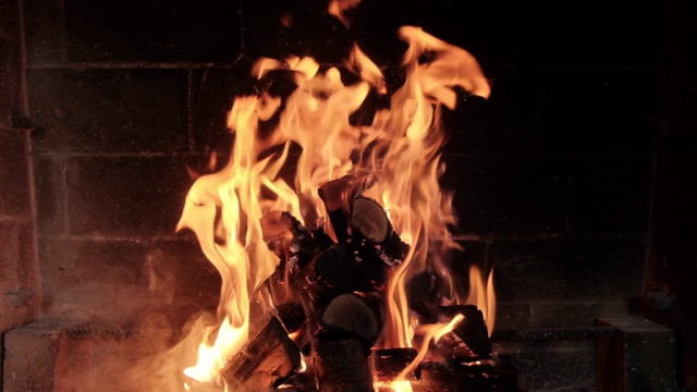 在烧烤中燃烧木柴的特写镜头。在烧烤中燃烧木柴的特写镜头。超级慢动作视频素材