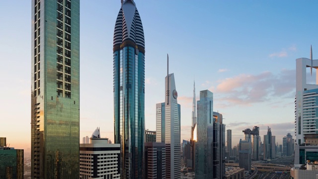 T/L WS HA现代摩天大楼鸟瞰图和城市景观在迪拜，阿联酋视频下载