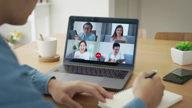 亚洲人在笔记本电脑在线会议上的虚拟视频会议讨论的回顾。居家工作、远程工作和自我隔离是新冠肺炎后的一种新的正常生活方式视频下载