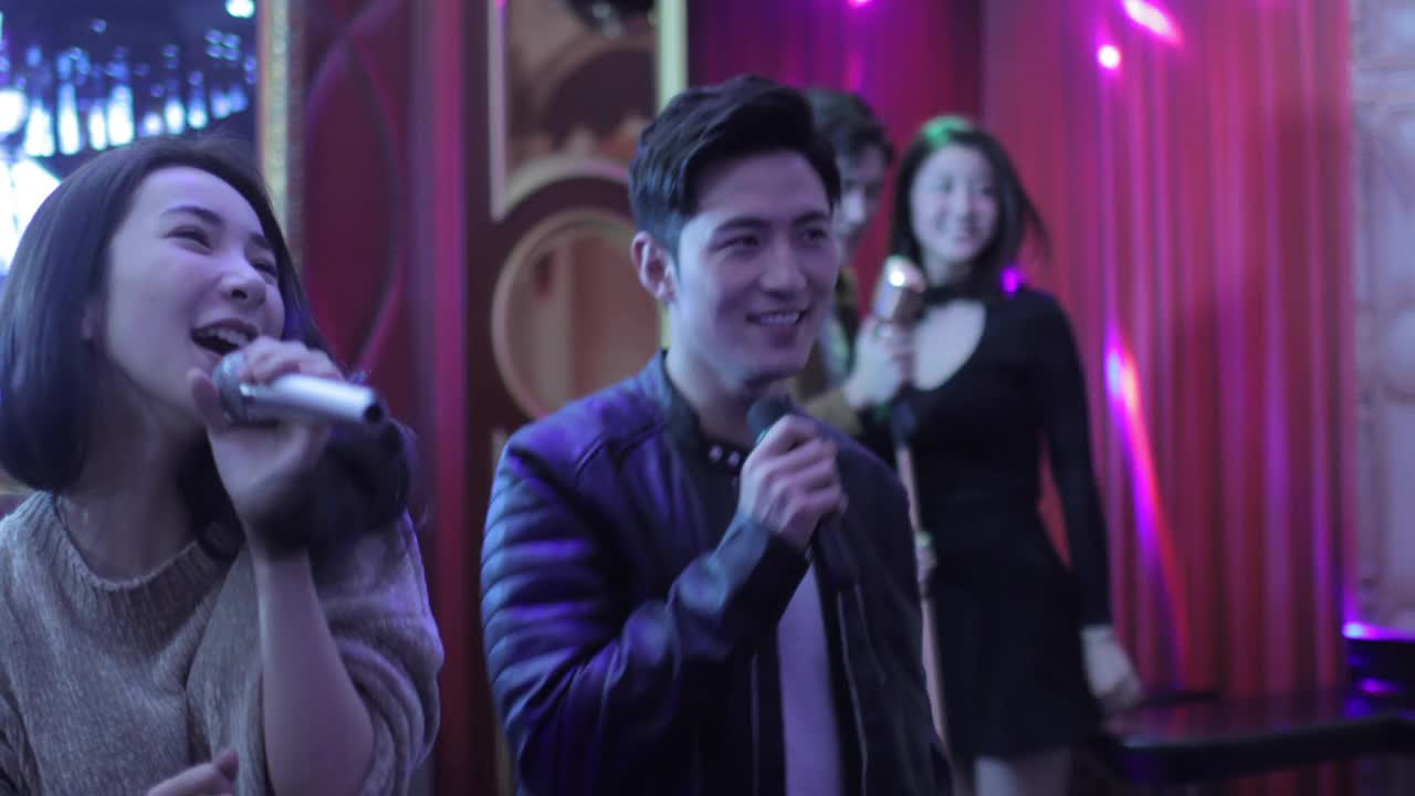 快乐的年轻朋友在夜店唱卡拉ok,4K视频素材