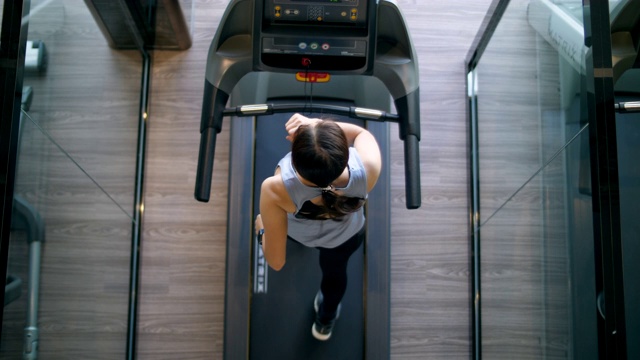 健身房和跑步机的新常态视频下载