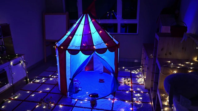 露营帐篷里的儿童游戏室晚上灯火通明视频下载