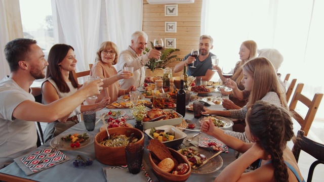 白人大家庭在节日晚宴上举杯共饮视频下载