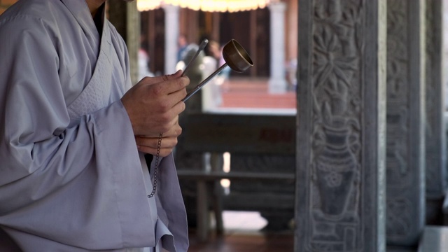 在佛教寺院里，一个面目全非的和尚在祈祷视频下载