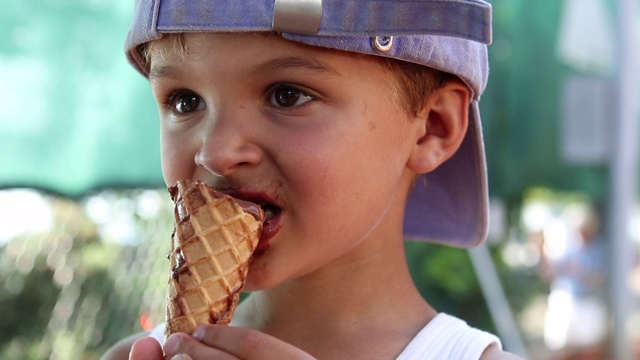 孩子吃冰淇淋。孩子吃冰淇淋视频素材