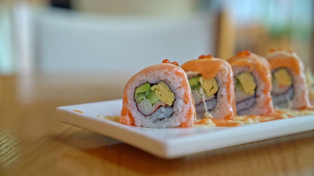 三文鱼卷寿司配酱汁，日式料理风格视频素材