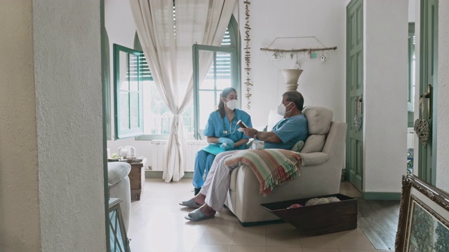 女护士和老年男子戴口罩出诊的移动视频视频素材