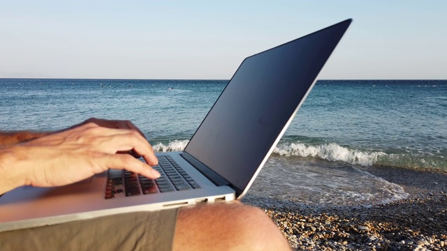 一个商人在海边用电脑工作视频下载