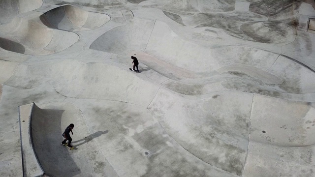 无人机视角的亚洲滑板运动员在行动视频素材