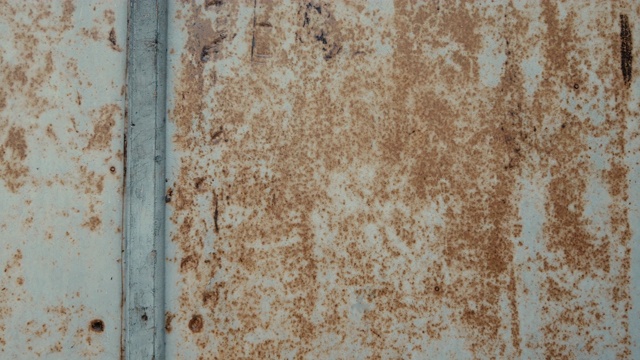 白砖墙和锈迹斑斑的铁门尽收眼底。视频下载