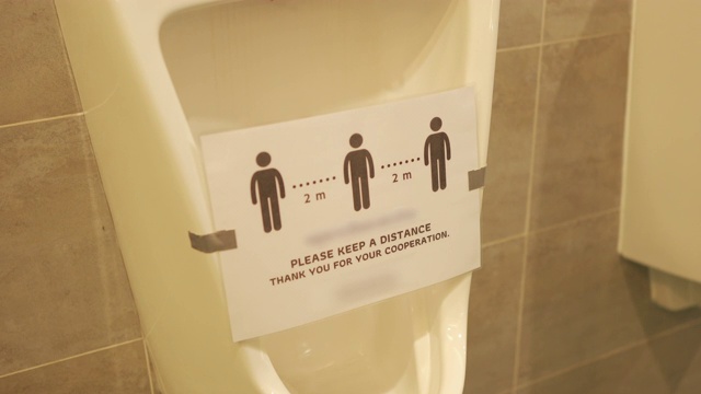 男性公共厕所的社交距离标志视频素材