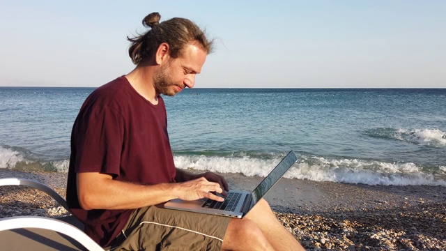 一个商人在海边用电脑工作视频下载