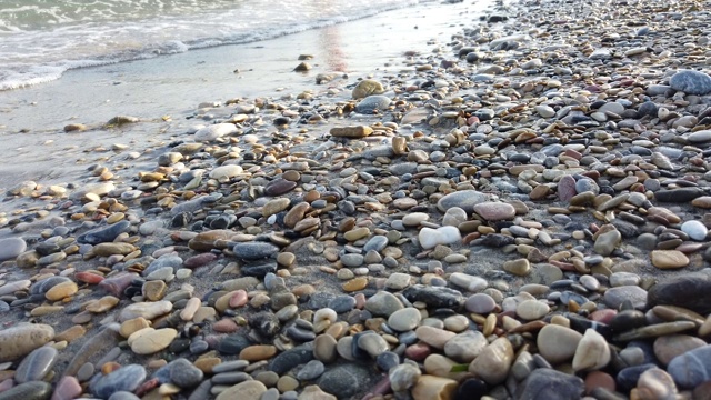 海边，沙滩上的石头，蓝天白云视频下载