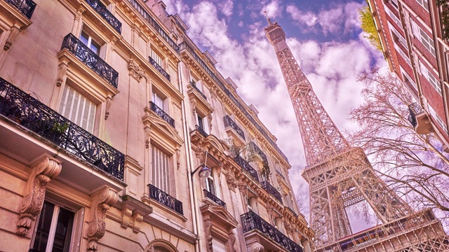 巴黎的城市。埃菲尔铁塔。宏伟的建筑。住宅建筑。云。视频下载