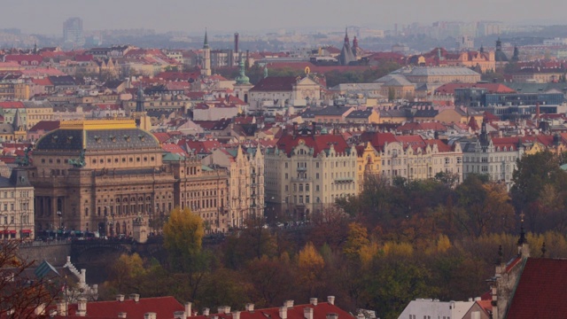 布拉格国家剧院和河边的历史老城建筑视频素材