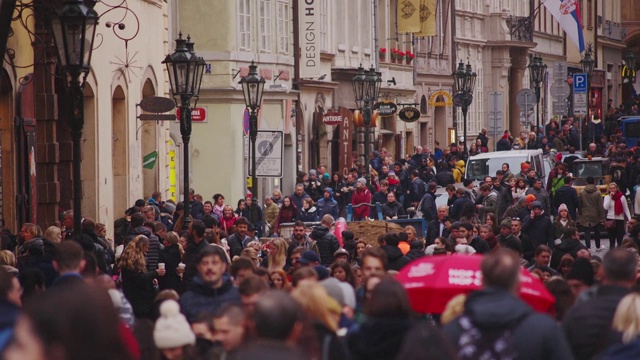 镜头拍摄于布拉格有商店和咖啡馆的历史老城，繁忙的旅游街道视频素材