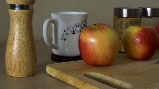 厨房的桌子上有苹果和菜板视频下载