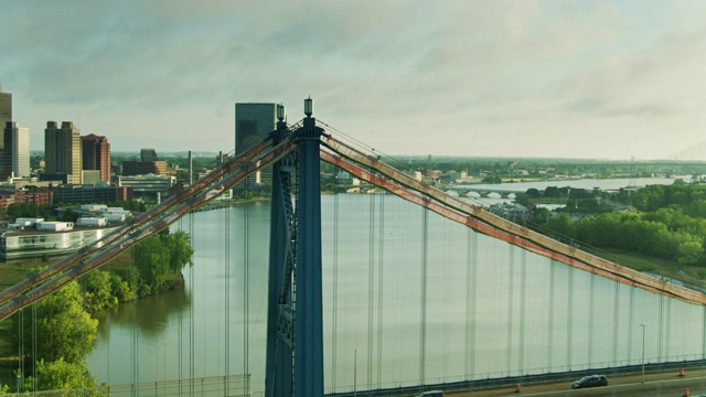 无人机拍摄安东尼韦恩桥揭示市中心托莱多，俄亥俄州视频素材