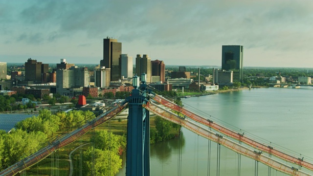 一架无人机在安东尼韦恩桥上空飞向俄亥俄州托莱多市中心视频下载