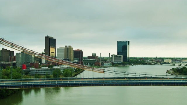 倒车无人机飞越安东尼韦恩大桥，向市中心托莱多，俄亥俄州视频素材