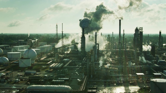 无人机向后拍摄俄亥俄州东托莱多的大型炼油厂视频下载