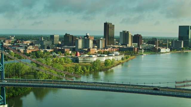 早晨的阳光照耀在市中心的托莱多，俄亥俄州-空中视频素材