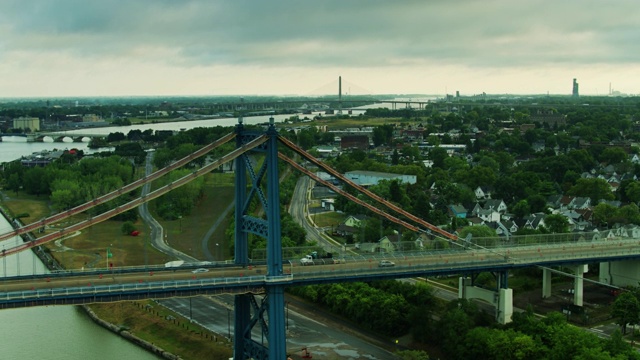 横跨俄亥俄州托莱多市莫米河的桥梁视频素材