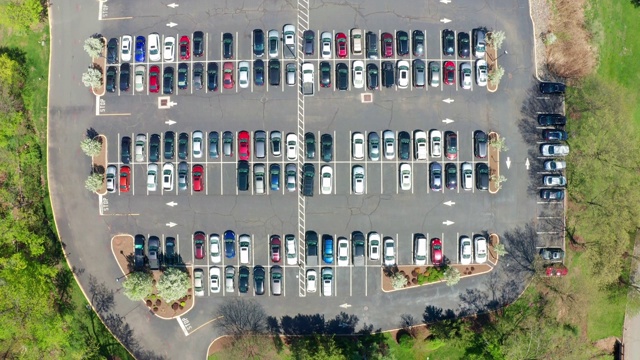无人机拍摄的繁忙的公司停车场视频下载