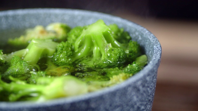 用平底锅煮熟的新鲜花椰菜。视频素材