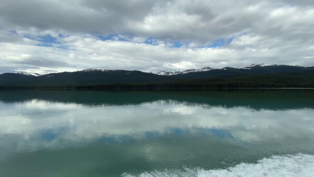 加拿大阿尔伯塔省贾斯帕国家公园的马瑞尔湖视频下载