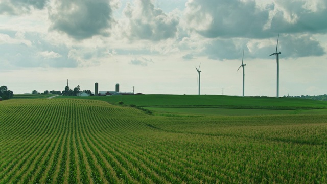 威斯康辛州农场上的风力涡轮机视频素材