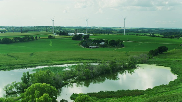 静态无人机拍摄的风力涡轮机旋转在威斯康星州的农田视频素材
