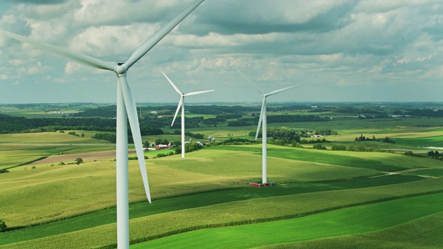南威斯康辛州玉米地里的风力涡轮机-空中视频下载