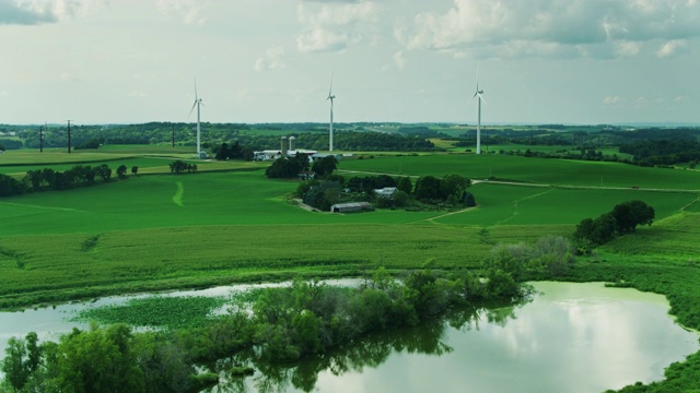 无人机飞向威斯康星州南部风力涡轮机农场视频素材
