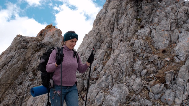 女性徒步者攀登山峰悬崖岩石视频下载