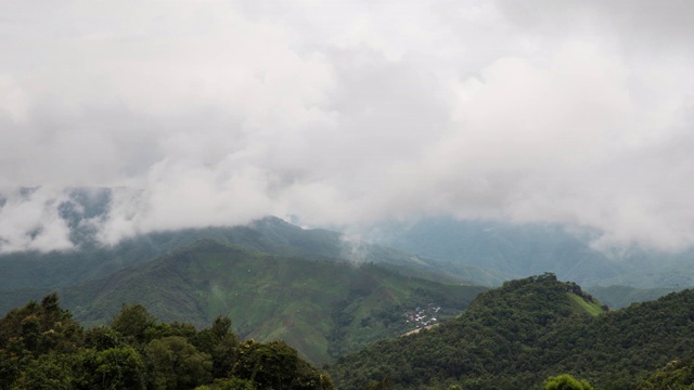 4k延时b卷，山脉和热带森林，云雾海。视频素材
