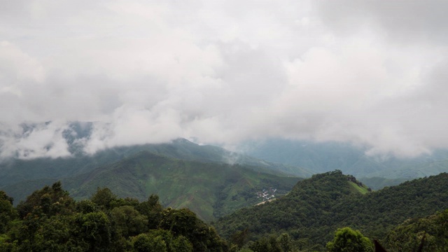 4k延时b卷，山脉和热带森林，云雾海。视频素材