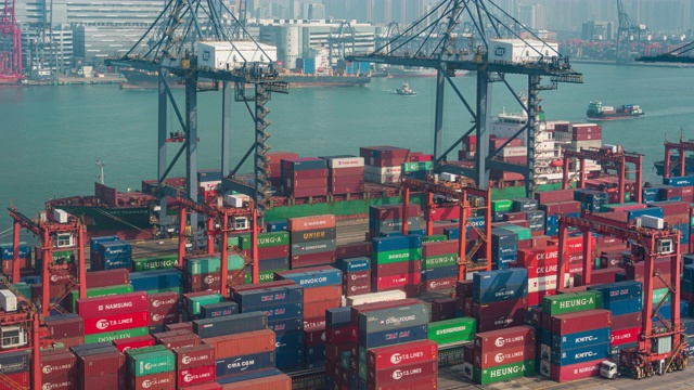 香港进出口业务物流中国际港口用起重机装载集装箱的时间间隔(缩小)视频素材