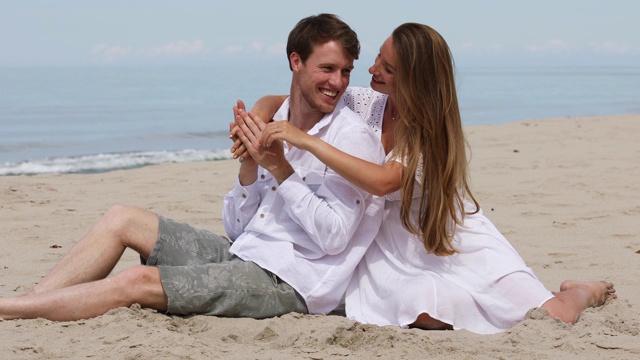 一对可爱的年轻情侣在海滩上放松视频下载