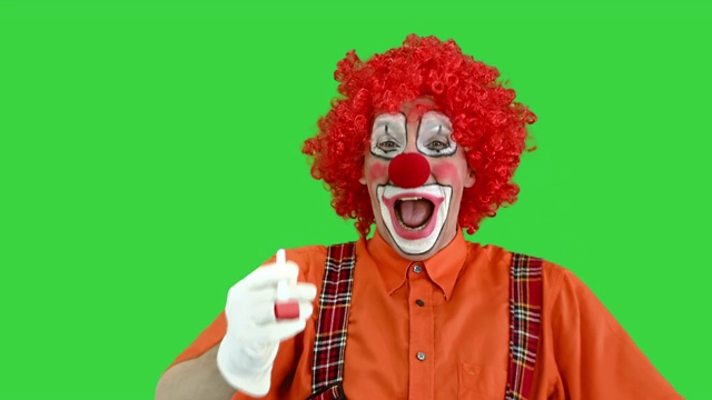 搞笑小丑吹烟斗庆祝在绿色屏幕上，色度钥匙视频素材