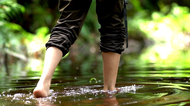 女性游客在热带森林冒险的腿部特写。视频素材