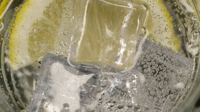 苏打水加冰块和柠檬的慢动作视频下载
