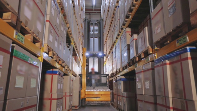 叉车在仓库重新安排箱子，大型工业仓库，移动机械在仓库视频下载